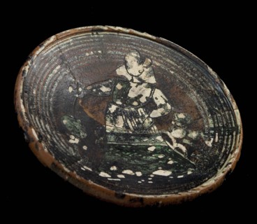 Werra plate, mirror decor lady in long dress, decorated in sludge technique and sgraffito, plate dish crockery holder soil find