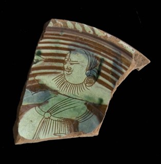 Border fragment Werra plate, mirror-painted lady with millstone collar and glass in hand, pale yellow and green glaze, plate