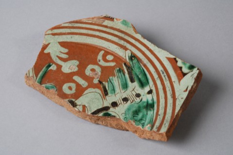 Bottom fragment Werra plate, mirror decor angel, Wing with underneath 1610, pale yellow, brown and green glaze, plate crockery