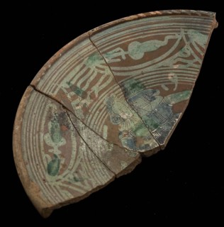 Fragment Werra plate, mirrored decor well-behaved couple, man and woman, armmd, year 1619, light yellow and green glaze, border