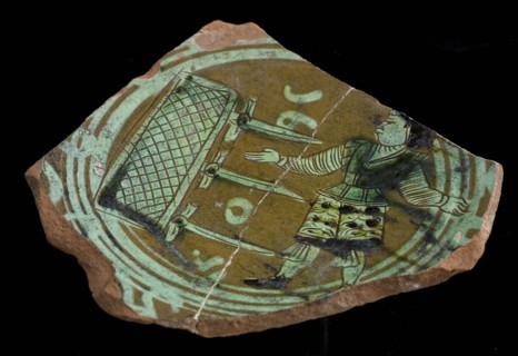 Bottom Fragment Werra plate, mirror decor standing man next to upright chest with three swords, year 1605, pale yellow and green