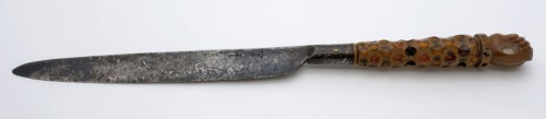 Knife with inlaid handle, ending in closed fist, knife cutlery soil find metal iron copper palm wood timber amber semi-precious