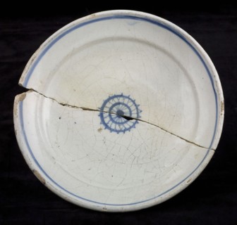 Faience sign on stand, blue decor, small rosette in the middle, blue trim on the edge, plate crockery holder soil find ceramic