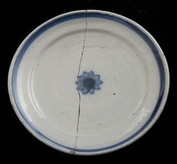 Faience plate on stand, blue decor, small flower rosette, piping over the flag, plate crockery holder soil find ceramic