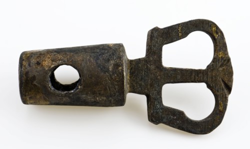 Copper stopper with handle in the form of stylized open crown, stop closure part soil find bronze copper metal, cast sawn