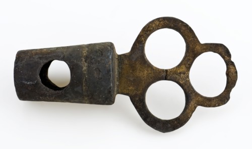 Copper stopper with handle in the form of tripod, stop closure part ground find bronze copper metal, cast sawn Black with yellow
