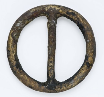 Gold-colored round wire buckle, buckle, buckle fastener component soil find brass metal, archeology