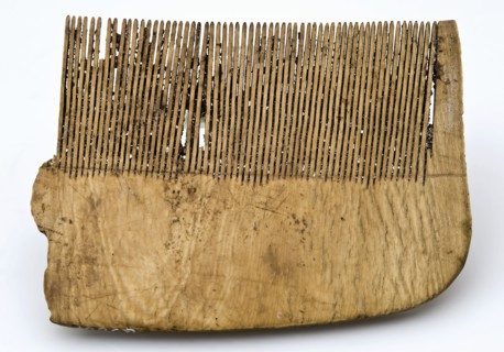 Fragment ivory or leg comb with finely serrated teeth, lice comb comb soil find ivory leg, sawn cut Legs or ivory comb