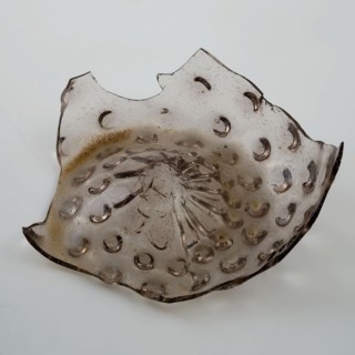 Bottom with nubs of white drinking cup, drinking cup drinking vessel holder soil find glass, archeology Rotterdam City Triangle
