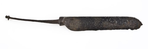 Blade of table knife to point rounded back with long sting with on end knob with knob plate of brass, blade knife cutlery soil
