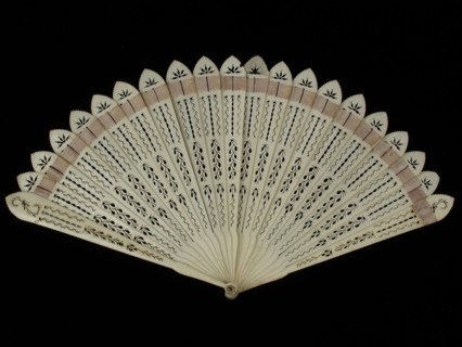 Brisé fan, leaf and legs of cut bone with stylized tendril motifs, briselint of lilac satin, wiséwaaier range clothing