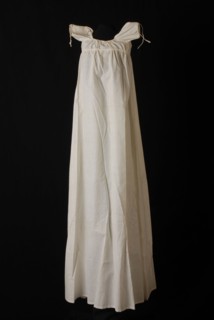Long slip dress of christening dress, of white cotton, smooth, without any decoration, high waist and puff sleeves, christening