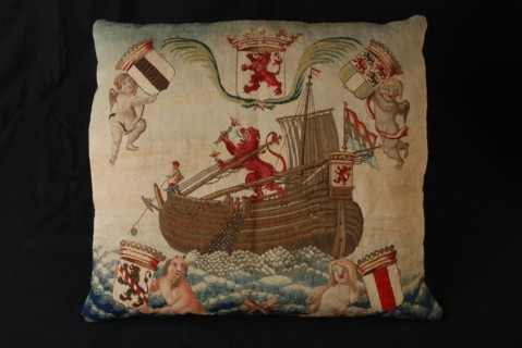 Cushion sheet of cushion of the Collegie van de Grote Visserij, cushion sheet pillow sheep wool wool silk, textile tapisserie