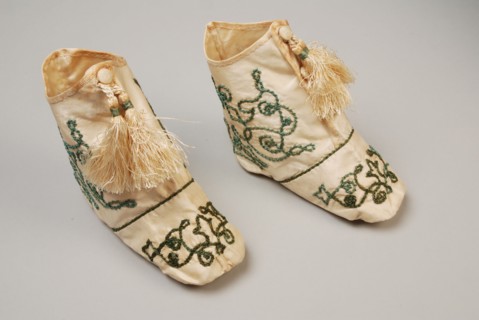 White silk satin baby boots with button closure with tassels, soutache embroidered with green silk cord, boot footwear baby