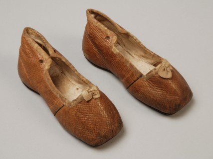 Baby shoes in beige leather, low model with straight nose, edges with ribbon border, lacing, shoe footwear baby clothing