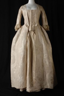 Two-piece dress in cream silk silk with large flower motifs, long gown with closure in the front and Watteau fold and long