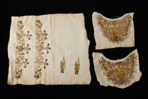 Three rags of white velvet with gold thread embroidery in the shape of shoe cover, can be made mule, component semi-finished
