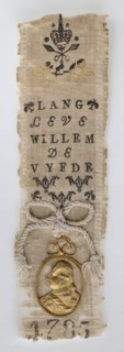 Commemorative ribbon or tote sign, white rips with application of bow and gold-colored metal medallion with portrait and Long