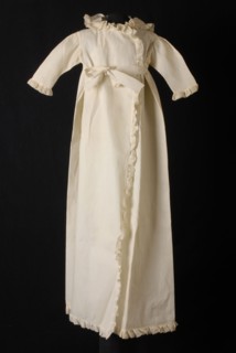 Long white baby coat in white rib cotton, piqué, bow tie, round collar with ruffles of mull, coat cloak baby clothing children's