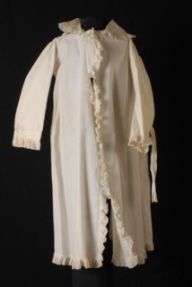 Half-length white baby coat made of rib cotton, piqué, flat round collar with ruffles of white mull, cloak jacket baby clothing