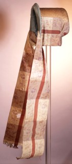 Ladies hat, high narrow cylindrical band straw with small raised edge, garnish of broad reddish-brown beige silk ribbon with