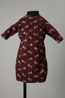 Baby dress or children's jacket in printed cotton, red-brown background with floral pattern in taupe and white, short stripe