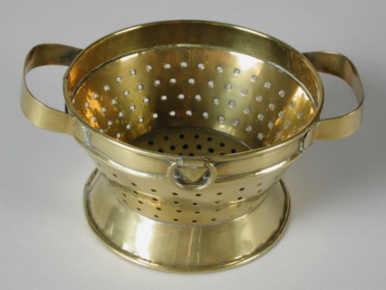 metal worker: Gresnich, Yellow copper miniature colander, colander kitchen utensils equipment miniature toy relaxant model brass