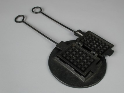 Cast iron miniature waffle maker with stand, waffle maker kitchenware miniature toy relaxation device model iron 29.0, base 3.5