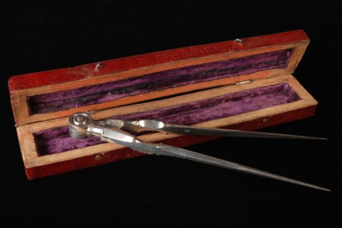 Silversmith: Adrianus van Bemme, Silver compass in red box with purple trim, François Montauban van Swijndregt Rotterdam 5 April