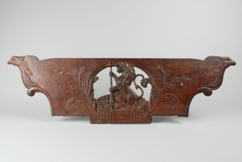 Ornament farm cart, carved Dutch lion in garden, with freedom hat, ornament wood carving sculpture sculptures oak wood, Ornament