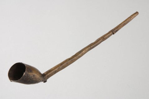 Forged metal pipe, funnel model with heel and rather short handle, pipe smoke-making equipment soil find bronze copper metal