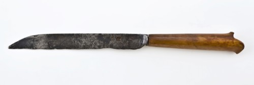 Knife with elongated, pointed blade and palm wood handle with oval cross-section and notched end, knife cutlery soil find steel