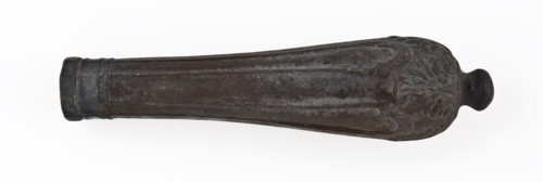 Raises of knife, round cross-section, to the end flared and provided with acanthus motifs in relief, has knife cutlery soil find