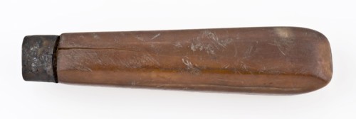 Tapered handle of knife, rectangular with rounded corners, with lifting guard, has knife cutlery soil found iron leg? metal