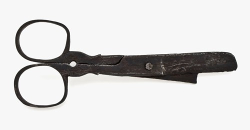 Small scissors with oval eyes and hinged, slightly decorated leaves, scissor cutting tool soil find iron metal, forged Small