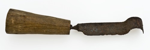Blade with iron blade, at the end half cylindrically bent, tapered wooden handle, knife cutlery cutting tool soil find wood iron