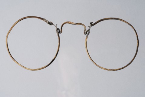 Round spectacle frame of curved metal, squeeze glasses eye lens soil find copper metal, pulled bent Squeeze glasses