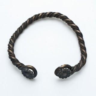 Bracelet of twisted wire with rosette at both ends, omega-shaped, bracelet jewelry clothing accessory clothing soil find silver