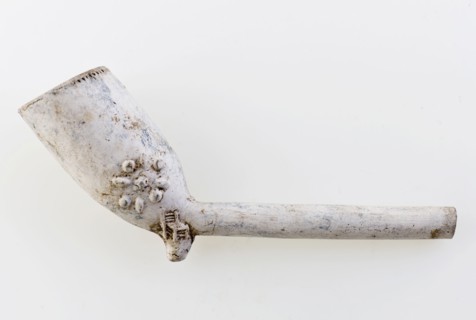 Clay pipe with embossed two stylized tudor roses on the kettle and chair, clay pipe smoking equipment smoke floor earthenware