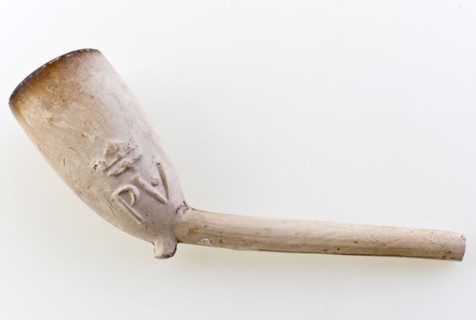 Pieter van Vliet?, Clay pipe with mark PV, clay pipe smoking equipment smoke floor pottery ceramics pottery, pressed finished