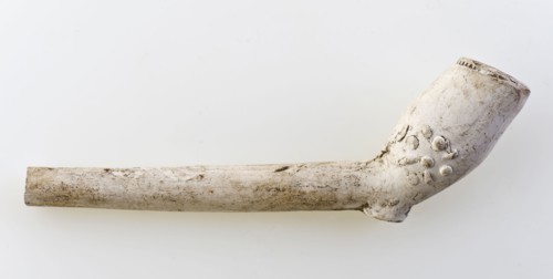 Clay pipe with embossed two stylized tudor roses on the kettle, clay pipe smoking equipment smoke floor pottery ceramics pottery