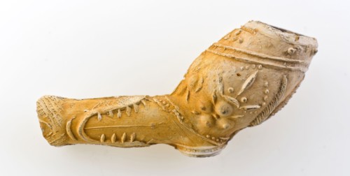 Clay pipe, unnoticed, with floral decoration embossed on cauldron and beak of animal on stem, clay pipe smoking equipment smoke
