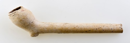 Clay pipe, unnoticed, with heel and smooth handle, clay pipe smoking equipment smoke floor pottery ceramic pottery, pressed