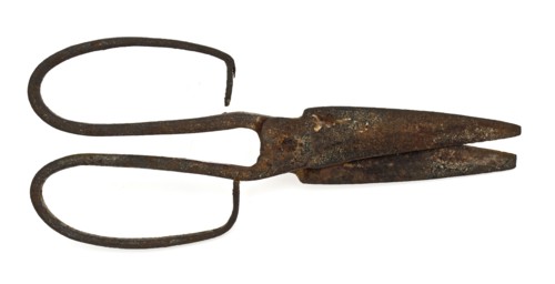 Hinge scissors, scissors with wide oval and open eyes and short blades, scissor cutting tool soil find iron metal, On two sides