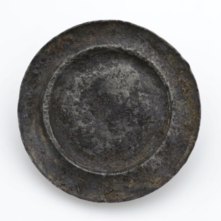 Andreas van Duyveland, Pewter toy plate with wide stand and narrow edge, marked, plate crockery holder toy relaxant miniature