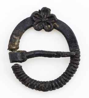 Small round buckle with angel, rosette and spiral decoration on rim, buckle fastener component soil find tin metal d 0,2, Pewter