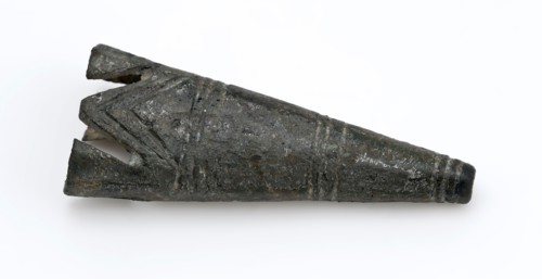 Copper tip of knife-edge with linear decoration, leather fitting, sheath sheath batter found of the ground copper metal, die