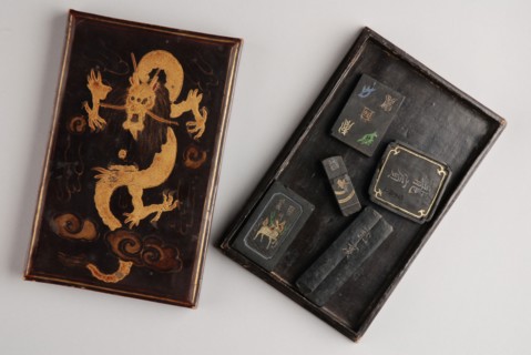 Box Japanese lacquerware with golden dragon, contains five blocks of Indian ink, from archive chest Van der Werff, box wood
