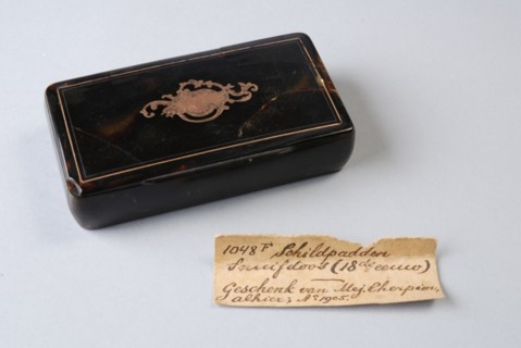 Turtle snuff box inlaid with golden cartouche, snuffbox holder metal copper gold turtle, inlay Tortoise snuffbox Lightly rounded