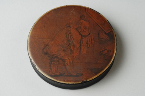 Snuffbox with an image of man who washes and shaves, snuffbox holder wood paint lacquer, Snuffbox. Disc-shaped. Painted or